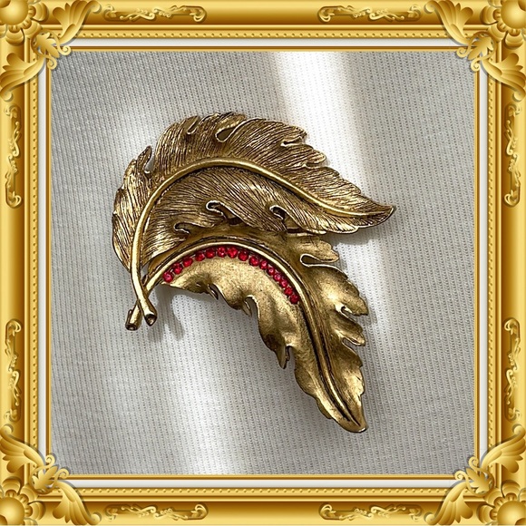 💕Beautiful Gold Tone 2 Leaf Pin / Brooch with Ruby CZ💕 - Picture 3 of 7